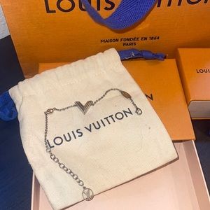 Louis Vuitton Essential V bracelet